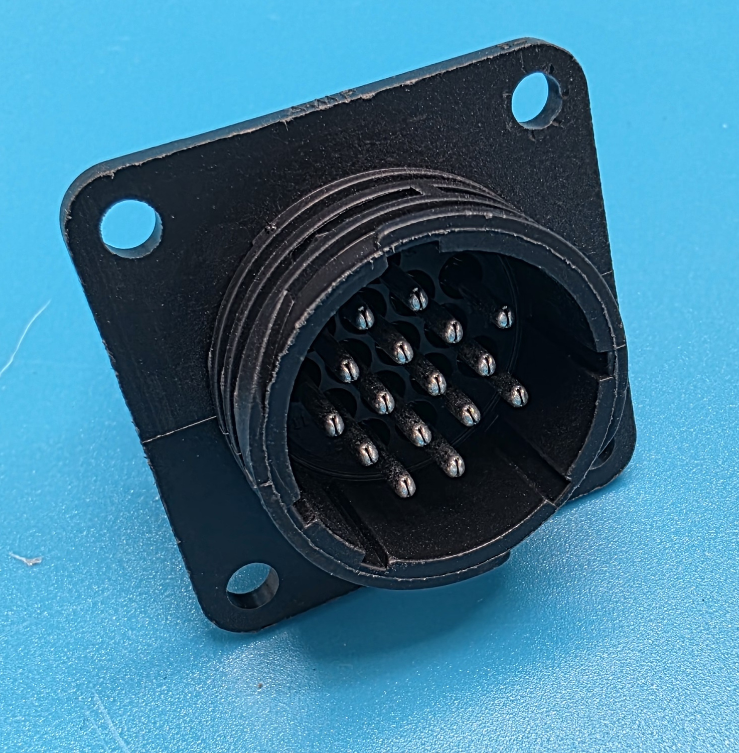 AMP 206036-1 | 16 Terminal CPC Standard Sex Flange Receptacle